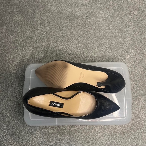 Basic Black Pumps - Picture 3 of 3